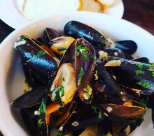 Load image into Gallery viewer, LIVE MEDITERRANEAN MUSSELS 5 LB BAG
